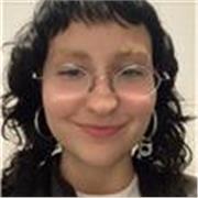 Profesora de música con formación en guitarra clásica. 