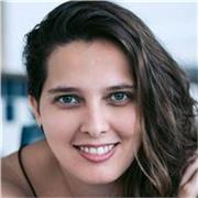 Sou professora de violão e teoria musical. Dou aula para todos os níveis e idades