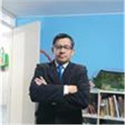 Profesor de Inglés imparte clases a jóvenes y adultos de todas las edades