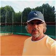 Maestro di tennis impartisce lezioni individuali e di gruppo