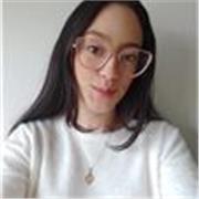Profesora de ingles imparte clases para niños