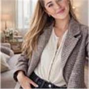 Profesora de apoyo y niñera con formación universitaria en Derecho, Economía y Bioinformática, ofrece refuerzo escolar y cuidado.
