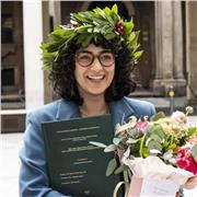 Docente di latino impartisce lezioni a chiunque voglia imparare o migliorare la comprensione e la traduzione del latino