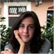 Giovane insegnante con formazione sia umanistica che scientifica. 