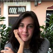 Giovane insegnante con formazione sia umanistica che scientifica.