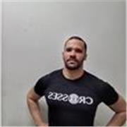 Entrenador personalizado en sala de musculación