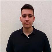Soy un profesor de inglés joven y cercano que sabe cómo convertir el estudiar en algo ameno e incluso divertido.