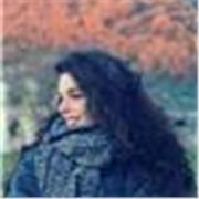 Sono una giovane insegnante abilitata nell'insegnamento di diritto ed economia, mi sto inoltre specializzando nel sostegno.