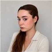Profesora titulada en Bellas Artes, Investigación en Arte Contemporáneo y dibujo, especializada en dibujo y docencia.