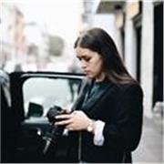 Fotografa impartisce competenze basi della fotografia