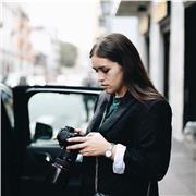 Fotografa impartisce competenze basi della fotografia