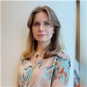 profesora titulada con un Máster en Filología y 6 años de experiencia en la Universidad de Moscú. 