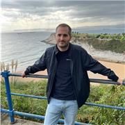 Profesor de Inglés imparte clases para estudiantes de todas las edades