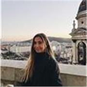 Profesora de ingles imparte clases a niños y adultos