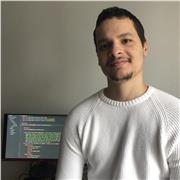 Tuteur pour le soutien scolaire donne des cours en informatique et aide aux devoirs