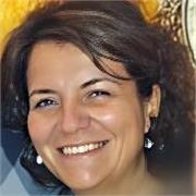 Diplomata Cambridge impartisce lezioni di inglese a studenti di scuola media e superiore