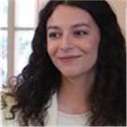 Studentessa ingegneria impartisce lezioni matematica