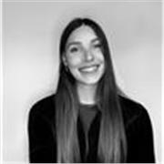 Styliste, directrice artistique et graphiste — j’enseigne le dessin de mode, le stylisme et la création visuelle appliquée