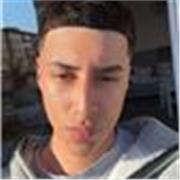 Joven estudiante con amplios conocimientos de materias como matemáticas, lengua castellana e inglés 