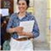 Studentessa di laurea magistrale in biologia impartisce lezioni online per studenti delle scuole secondarie