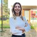 Denizli'de Hacettepe Üniversitesi mezunu Türk Dili ve Edebiyatı öğretmeni.