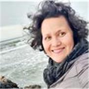 Artiste indépendante et  enseignante je vous emmène dans des univers variés , concrets et imaginaires avec le dessin 