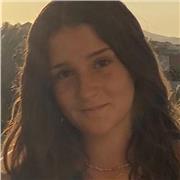 Profesora de frances da clases a personas de todas las edades