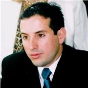 Profesor de Informática imparte clases a niños de todas las edades