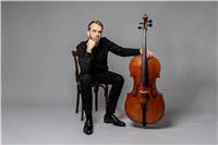 Diplomato in violoncello e composizione offre lezioni di strumento e teoria