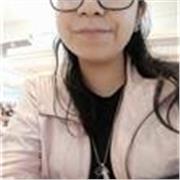 Profesora de comunicación brinda clases a estudiantes de primaria y secundaria