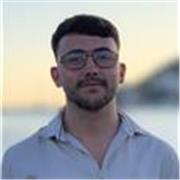 Profesor titulado en Ingeniería Eléctrica con formación en matemáticas, física y asignaturas técnicas.