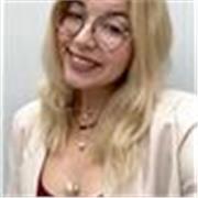 Profesora especializada en Humanidades, Historia y Literatura para impartir clases tanto presenciales como online