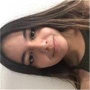 Chica que ha vivido en Irlanda da clases de inglés a niños