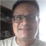 Titulado en inglés, con más de diez años de experiencia impartiendo clases a todos los niveles, online y presencial