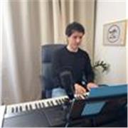 Insegnante dell'Institute for Vocal Advancement propone lezioni di canto per migliorare la propria estensione vocale con naturalezza