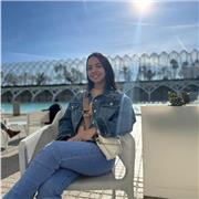 Profesora de preescolar y primaria reforzando la lectura y la creatividad de los niños.