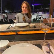 Buena comunicadora tanto oralmente como de forma escrita.