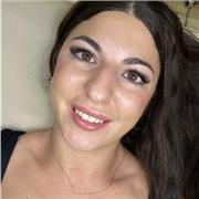 Profesora de matemáticas atenta, centrada en alumnos de primaria, cuyo objetivo es que adquieran calificaciones excelentes.