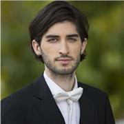 Profesor de piano clásico y jazz ofrece clases de piano, armonía y preparación a pruebas