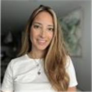 Profesora de Inglés, con experiencia en clases de apoyo a niños y adultos. 