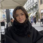 Profesora de apoyo escolar de manera presencial