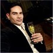 Soy un entrenador personal profesional, formado en entrenamiento, instrucción de gimnasio y nutrición deportiva. 