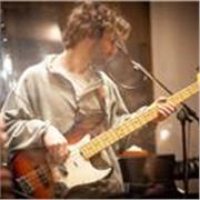 Insegnante di Basso elettrico funk, jazz e pop per livelli avanzati, lezioni di chitarra basso e pianoforte per primi approcci