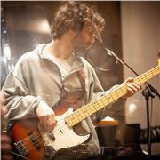Offro lezioni di chitarra, pianoforte e basso elettrico per chi si inizia ad approcciare alla musica, ma anche per che vorrebbe approfondire con nozioni di armonia avanzate