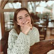 Laureata in Scienze della Mediazione Linguistica per Interpreti e Traduttori, impartisce lezioni per studenti di scuola media e scuole superiori