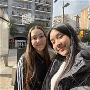 Dos profesoras con el first certificate cambridge