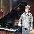 Profesor de piano imparte clases online