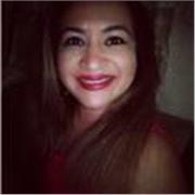 Maestro de computación imparte clases a niños, jóvenes y adultos