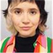 Profesora de apoyo escolar especializada en comunicación social y arte terapia