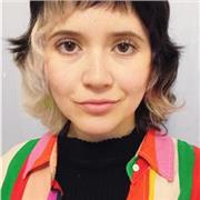 Profesora de apoyo escolar especializada en comunicación social y arte terapia